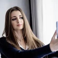Jak zrobić profesjonalne zdjęcie profilowe smartfonem? Poradnik
