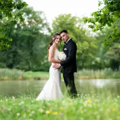 Młoda para pozuje nad jeziorem. Zastanawiasz się, ile kosztuje fotograf na wesele? Taka sesja to wspaniała pamiątka.