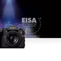 Czarny aparat Sony Alpha 1 na tle grafiki EISA i pikseli.