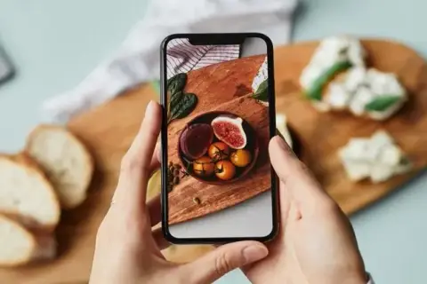 Tryb 0.5 w smartfonie: Jak robić szerokie ujęcia bez błędów?