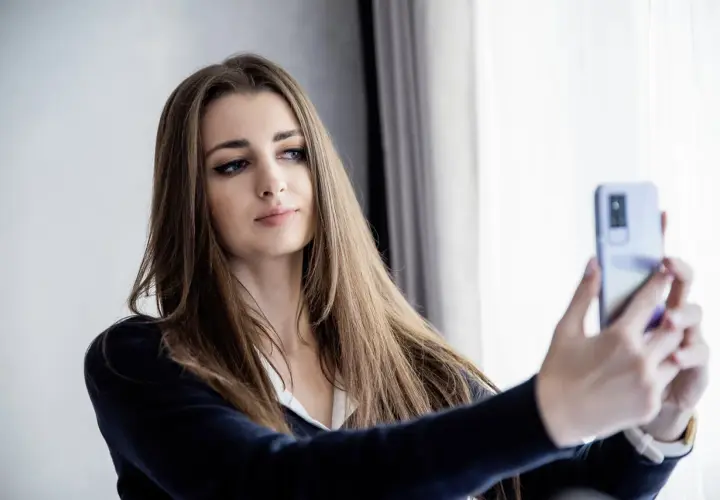 Jak zrobić profesjonalne zdjęcie profilowe smartfonem? Poradnik