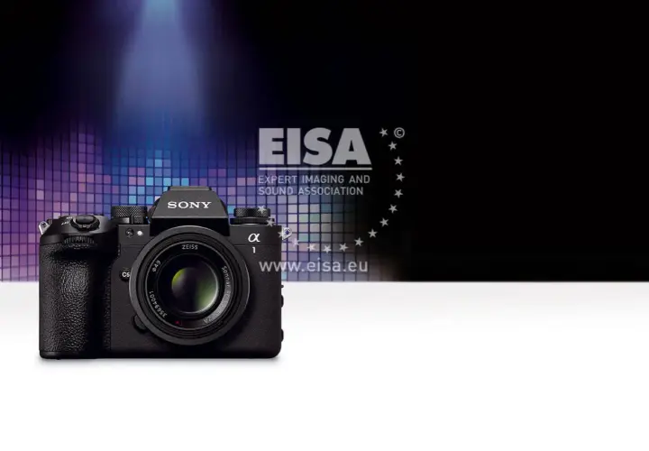 Czarny aparat Sony Alpha 1 na tle grafiki EISA i pikseli.