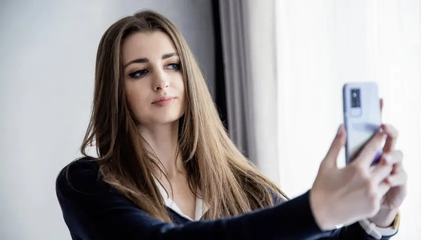 Jak zrobić profesjonalne zdjęcie profilowe smartfonem? Poradnik