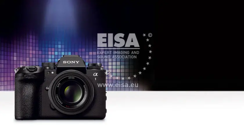 Czarny aparat Sony Alpha 1 na tle grafiki EISA i pikseli.