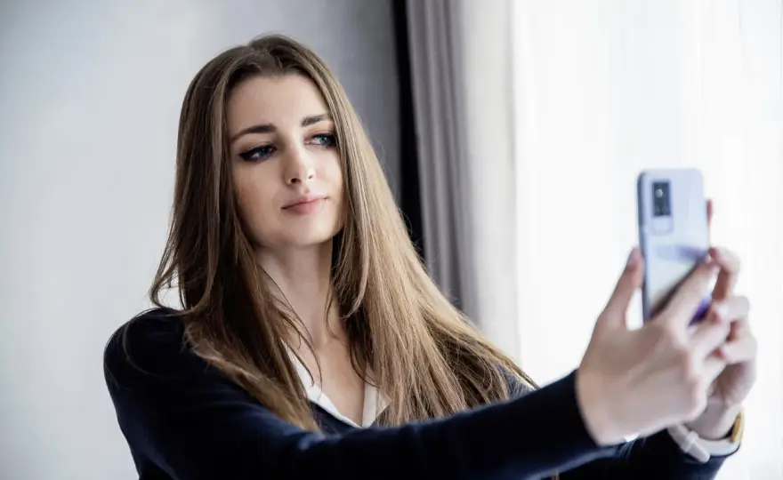 Jak zrobić profesjonalne zdjęcie profilowe smartfonem? Poradnik