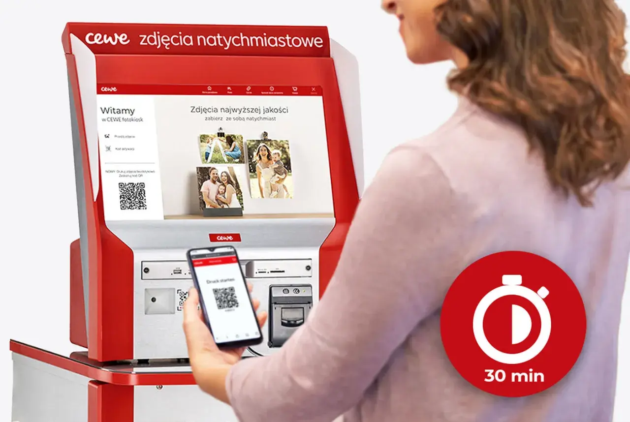 Chcesz wiedzieć, czy można wywołać zdjęcia z telefonu u fotografa? Tak, skanując kod QR na fotokiosku CEWE, możesz szybko wydrukować zdjęcia z telefonu.