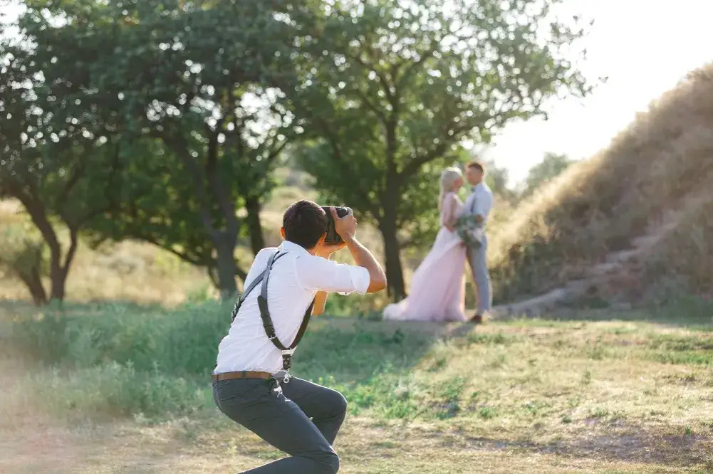 Zdjęcie Fotograf na wesele: Jak wybrać idealnego? Poradnik krok po kroku