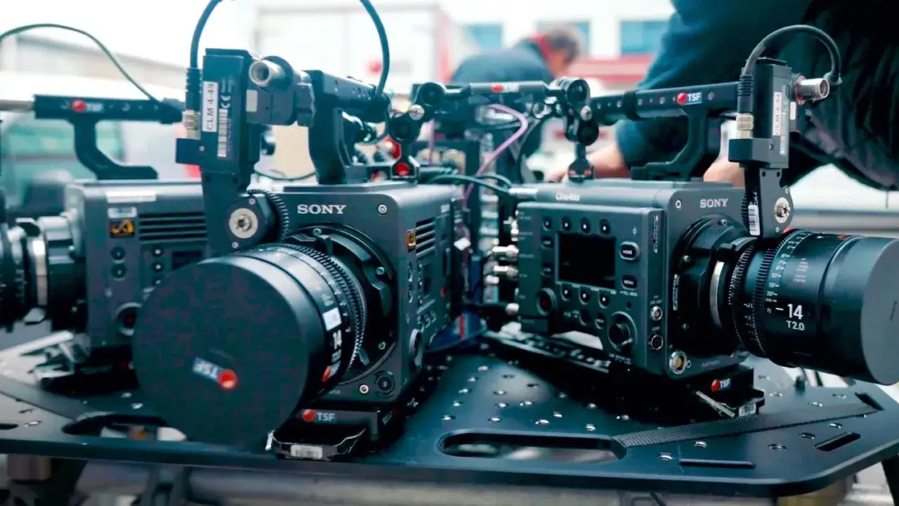 Dwa profesjonalne aparaty Sony na planie filmowym. Zestaw do filmowania gotowy do akcji.