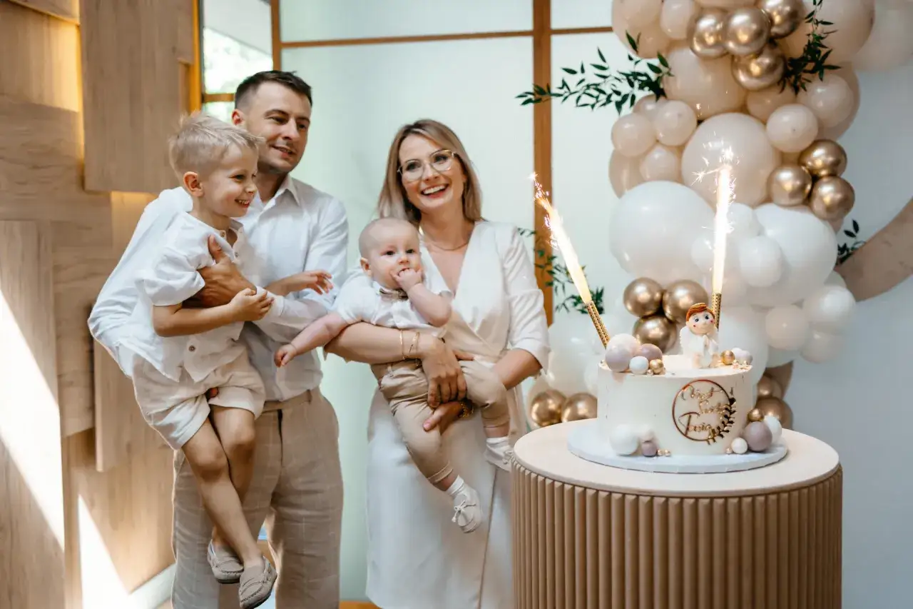 Rodzina świętuje chrzest dziecka. Zastanawiasz się, ile kosztuje fotograf na chrzest? Uwiecznij te chwile!