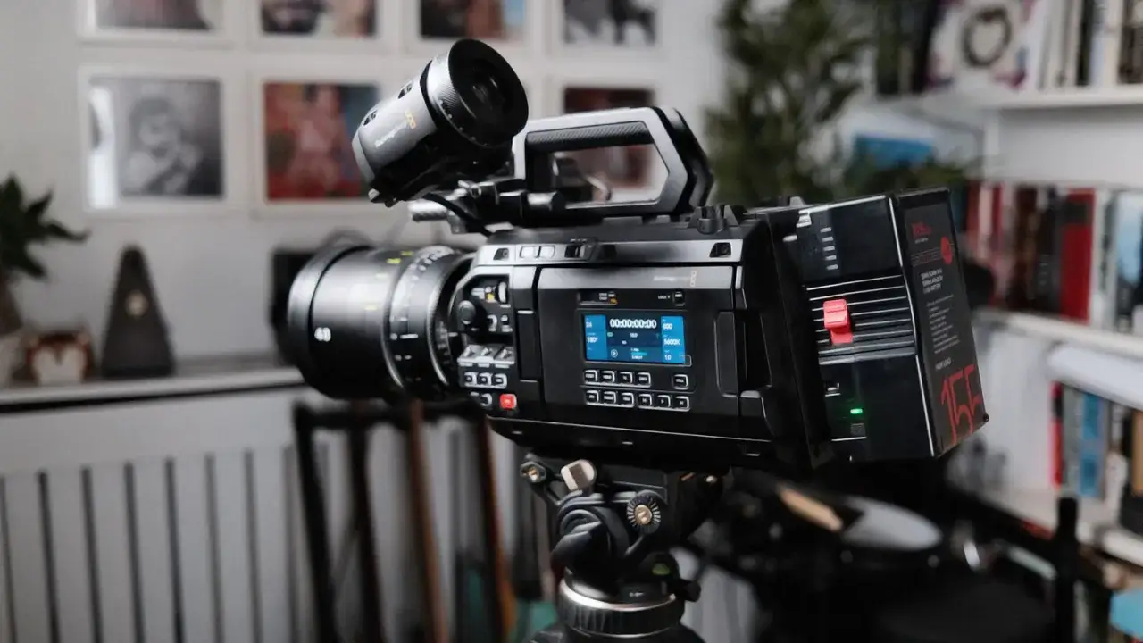 Profesjonalny aparat do filmowania Blackmagic z obiektywem na statywie. Idealny do tworzenia wysokiej jakości materiałów wideo.